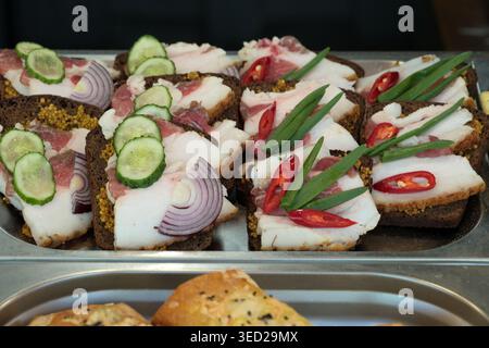 Dégustez des sandwichs frais garnis d'ingrédients succulents dans un marché animé. Banque D'Images
