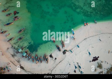 Île Zanzibar en Tanzanie, vue d'en haut, avec des bateaux de pêche et le fond de l'océan turquoise Banque D'Images