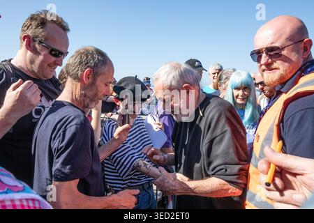 La star des Monty Python, Terry Gilliam, signe des autographes lors du dévoilement de la statue de Terry Jones sur la plage de Colwyn Bay. Banque D'Images