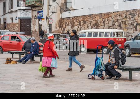 Cusco, Pérou - 23 mars 2025 : scène de rue et vie locale quotidienne à Cusco. Banque D'Images