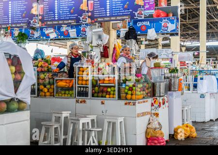 Cusco, Pérou - 23 mars 2025 : kiosque de jus de fruits au marché San Pedro de Cusco Banque D'Images