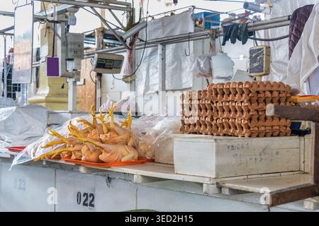 Cusco, Pérou - 23 mars 2025 : étals de poulets et d'œufs exposés au marché de San Pedro Banque D'Images