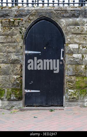 Vieille porte dans un mur, les culottes, Royal Tunbridge Wells. Banque D'Images