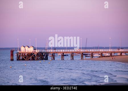 ARCACHON, FRANCE, 4 AOÛT 2025 : vue sur la pittoresque jetée d'Eyrac, située juste à l'est du centre-ville. L'image met en valeur l'iconique Banque D'Images