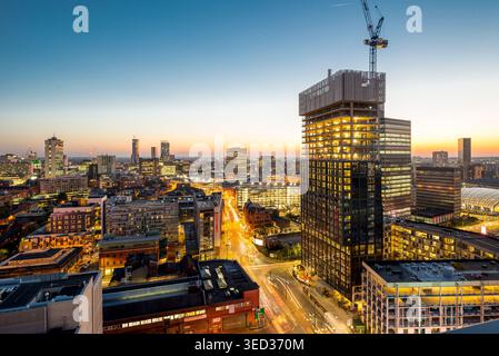 Horizon du centre-ville de Manchester au crépuscule avec rues illuminées et gratte-ciel modernes, Angleterre, Royaume-Uni Banque D'Images