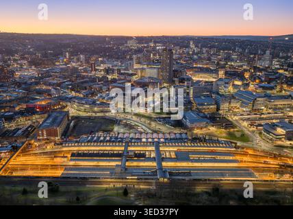 Gare de Sheffield illuminée la nuit, vue aérienne surplombant le centre-ville du South Yorkshire, avec les routes et bâtiments environnants Banque D'Images