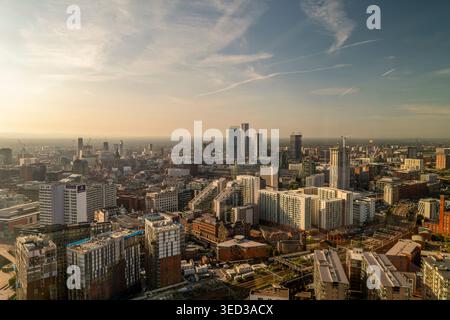 Vue panoramique aérienne du centre-ville de Manchester au coucher du soleil, Greater Manchester, Angleterre, Royaume-Uni Banque D'Images