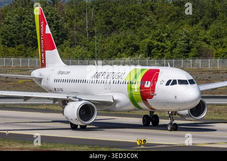 TAP Air Portugal Airbus A320 Flugzeug Flughafen Frankfurt in Deutschland Frankfurt, Deutschland - 29. Avril 2026 : Ein Airbus A320 Flugzeug der TAP Air Portugal mit dem Kennzeichen CS-TNJ auf dem Flughafen Frankfurt, Deutschland. *** Appareil Airbus A320 de TAP Air Portugal Aéroport de Francfort en Allemagne Francfort, Allemagne 29 avril 2026 appareil Airbus A320 de TAP Air Portugal immatriculé CS TNJ à l'aéroport de Francfort, Allemagne Banque D'Images