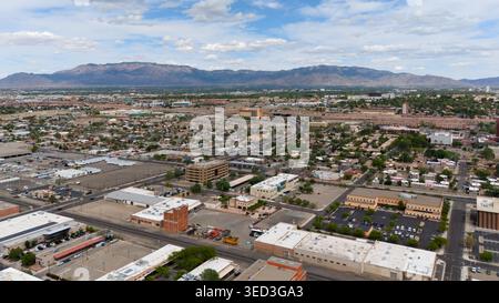 Vue aérienne des quartiers d'Albuquerque avec les montagnes Sandia Banque D'Images