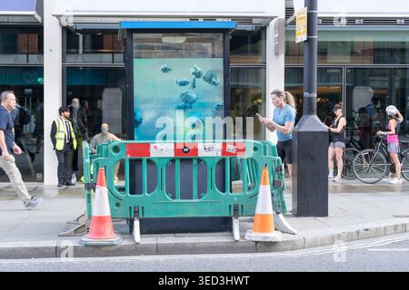 L'œuvre de Banksy sur le poisson piranha a été peinte au pistolet sur une boîte de sentinelle de la police près du Old Bailey, City de Londres, attirant l'attention du public et des barricades. Banque D'Images