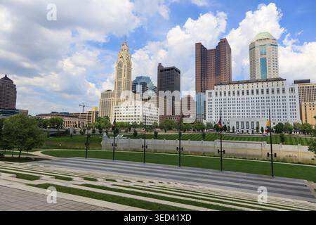 Paysage urbain de Columbus Ohio avec Leveque Tower, bâtiments et parc urbain Scioto River Banque D'Images