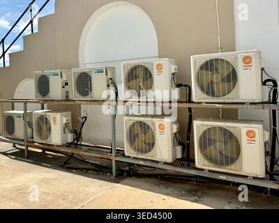 Plusieurs unités de climatisation installées à l’extérieur d’un bâtiment à Mérida, au Mexique, reflétant la demande croissante de refroidissement dans un climat urbain plus chaud. Banque D'Images