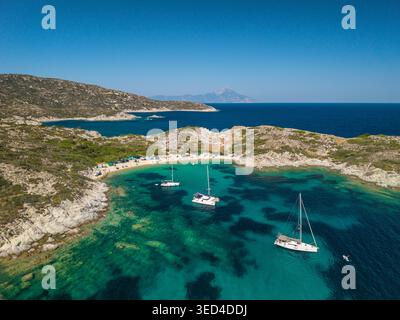 Vue aérienne de Kalamitsi Beach and Village, Sithonia, Grèce Banque D'Images