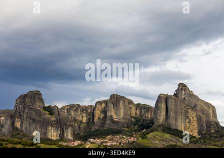Les formations rocheuses massives des Météores, en Grèce, et le village de Kastraki Banque D'Images