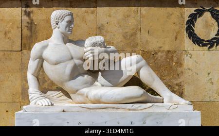 Mémorial aux 300 Spartiates de Thermopyles, Grèce, qui honore le roi Léonidas. Le mémorial a été conçu par le sculpteur Vasos Falireas en 1955. Banque D'Images