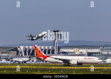 Avion décollant de l'aéroport de Fraport à Francfort. FRA, EDDF. Un avion de Lufthansa décolle, devant lui un avion d'Air India. Francfort-sur-le-main, Banque D'Images