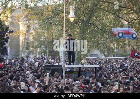 Un policier se tient dans un abri de bus et regarde la Mariannenplatz surpeuplée après un concert du rappeur Ikkimel sur Mariannenplatz à Berlin le 01.05. Banque D'Images