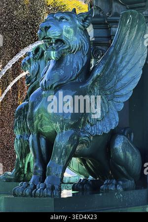 Fonte dos Leoes par l'artiste Emmanuel Fremiet, fontaine lion en contre-jour, monument historique, détail, vieille ville, Porto, Portugal Banque D'Images
