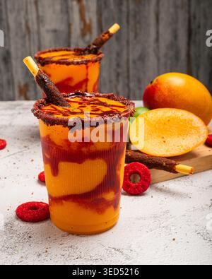 Mangonada, smoothie mexicain typique à la mangue avec sauce camoy et jus de lime. Banque D'Images
