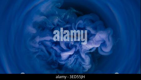 Flux de peinture. Brouiller l'eau de fumée. Cercle de brouillard liquide tourbillonnant scintillant de couleur bleue défocalisée flottant sur fond d'art créatif abstrait. Banque D'Images