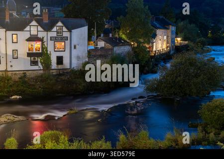 Vue de Llangollen, au crépuscule, sur la rivière Dee, au pays de Galles. Banque D'Images