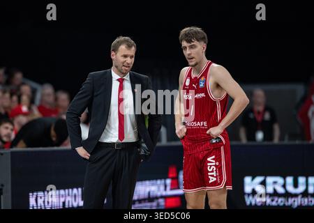 Bamberg, Allemagne. 03 mai 2026. Basket-ball, Bundesliga, saison 2025-26/main Round, Journée 32, BMA365 Bamberg Baskets - Veolia Towers Hamburg, Brose Arena. L'entraîneur-chef Anton Gavel (BMA365 Bamberg Baskets, l) donne des instructions à Zachary Ensminger (BMA365 Bamberg Baskets, n°01). Crédit : Daniel Löb/dpa/Alamy Live News Banque D'Images