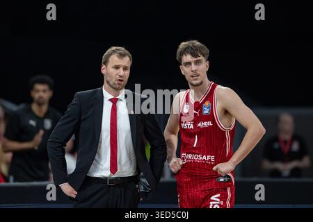 Bamberg, Allemagne. 03 mai 2026. Basket-ball, Bundesliga, saison 2025-26/main Round, Journée 32, BMA365 Bamberg Baskets - Veolia Towers Hamburg, Brose Arena. L'entraîneur-chef Anton Gavel (BMA365 Bamberg Baskets, l) donne des instructions à Zachary Ensminger (BMA365 Bamberg Baskets, n°01). Crédit : Daniel Löb/dpa/Alamy Live News Banque D'Images