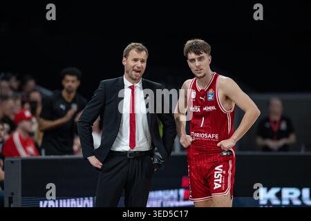 Bamberg, Allemagne. 03 mai 2026. Basket-ball, Bundesliga, saison 2025-26/main Round, Journée 32, BMA365 Bamberg Baskets - Veolia Towers Hamburg, Brose Arena. L'entraîneur-chef Anton Gavel (BMA365 Bamberg Baskets, l) donne des instructions à Zachary Ensminger (BMA365 Bamberg Baskets, n°01). Crédit : Daniel Löb/dpa/Alamy Live News Banque D'Images