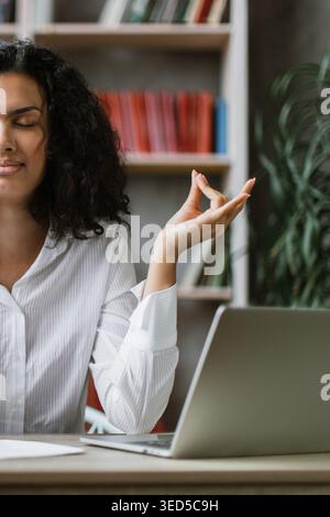 Femme méditant pendant l'enregistrement Banque D'Images