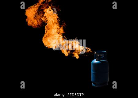 Explosion de bouteilles de gaz domestiques isolées sur fond noir. Banque D'Images