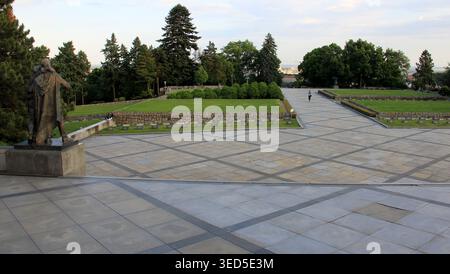Mémorial de guerre de Slavin et cimetière militaire, vue dans l'éclairage du coucher du soleil, à Bratislava, Slovaquie Banque D'Images