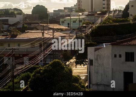 Marilia, Sao Paulo, Brésil. 02 mai 2026. Vue aérienne de maisons résidentielles et d'une rue avec des lignes électriques aériennes complexes et câble de télécommunication Banque D'Images
