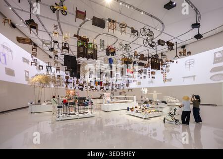 Exposition du musée intérieur de Shenzhen Bay culture Square avec collection de design. Architecture design par MAD Architects. Banque D'Images