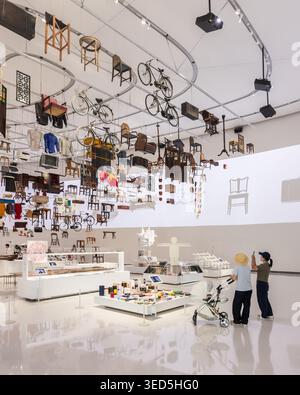 Exposition du musée intérieur de Shenzhen Bay culture Square avec collection de design. Architecture design par MAD Architects. Banque D'Images