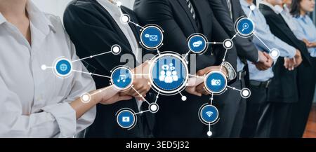 Cette image représente un groupe de professionnels divers tenant la main, symbolisant la collaboration et le réseautage, entouré d'icônes représentant le moderne Banque D'Images