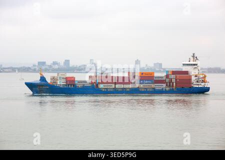 Portsmouth, Hampshire, Royaume-Uni - 3 mai 2026 : porte-conteneurs Elbsprinter dans le Solent en direction de Southampton Banque D'Images