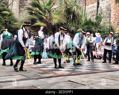 Des danseurs Morris interprétant une danse folklorique anglaise traditionnelle pendant Jack in the Green May Day Weekend, Butler's Gap, George Street, Hastings, Royaume-Uni Banque D'Images
