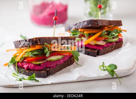 sandwichs végétaliens sans gluten avec houmous de betterave, légumes crus et pousses Banque D'Images