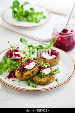 Beignets avec quinoa, légumes et graines de lin Banque D'Images