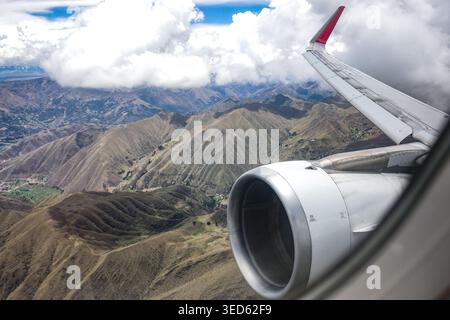Cusco, Pérou - 25 novembre 2025 : vue sur les Andes péruviennes depuis une fenêtre d'avion Banque D'Images