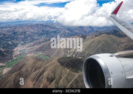 Cusco, Pérou - 25 novembre 2025 : vue sur les Andes péruviennes depuis une fenêtre d'avion Banque D'Images