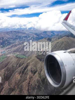 Cusco, Pérou - 25 novembre 2025 : vue sur les Andes péruviennes depuis une fenêtre d'avion Banque D'Images