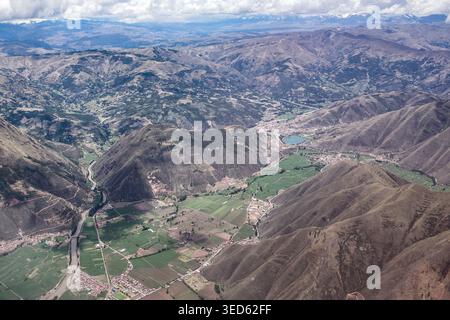 Cusco, Pérou - 25 novembre 2025 : vue sur les Andes péruviennes depuis une fenêtre d'avion Banque D'Images
