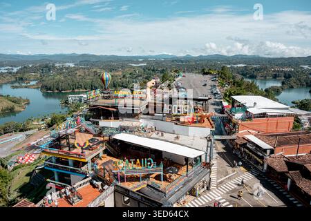 GuatapÃ© el peÃ±ol complexe surplombant le paysage du réservoir Banque D'Images