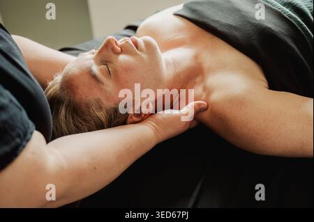 Femme détendue recevant un massage du cou, les yeux fermés, gros plan Banque D'Images