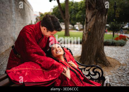 Couple interracial célébrant le mariage dans des vêtements traditionnels chinois Banque D'Images