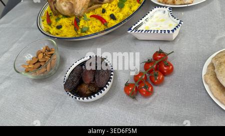 Vue de dessus des dattes, tomates et amandes disposées sur la table. Concept des ingrédients traditionnels de Ramadan iftar dans la cuisine du moyen-Orient. Banque D'Images