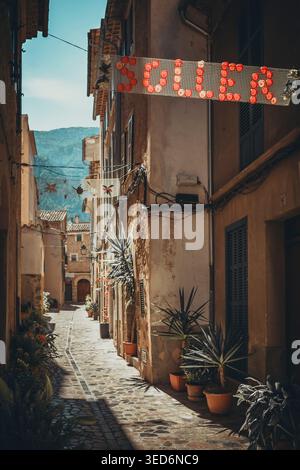 Soller, Espagne, 20 avril 2026 : vue sur les rues étroites de Cozy Soller à Serra de Tramuntana, Majorque, îles Baléares d'Espagne Banque D'Images