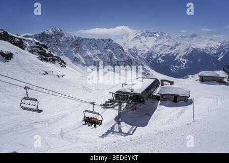 Vue aérienne de la station de ski de la Rosière avec télésièges transportant les skieurs sur les pistes enneigées et les majestueux sommets alpins sous un ciel bleu clair Montval Banque D'Images