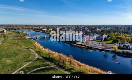 Drone vue du palais de Jelgava et de la rivière Lielupe en Lettonie Banque D'Images